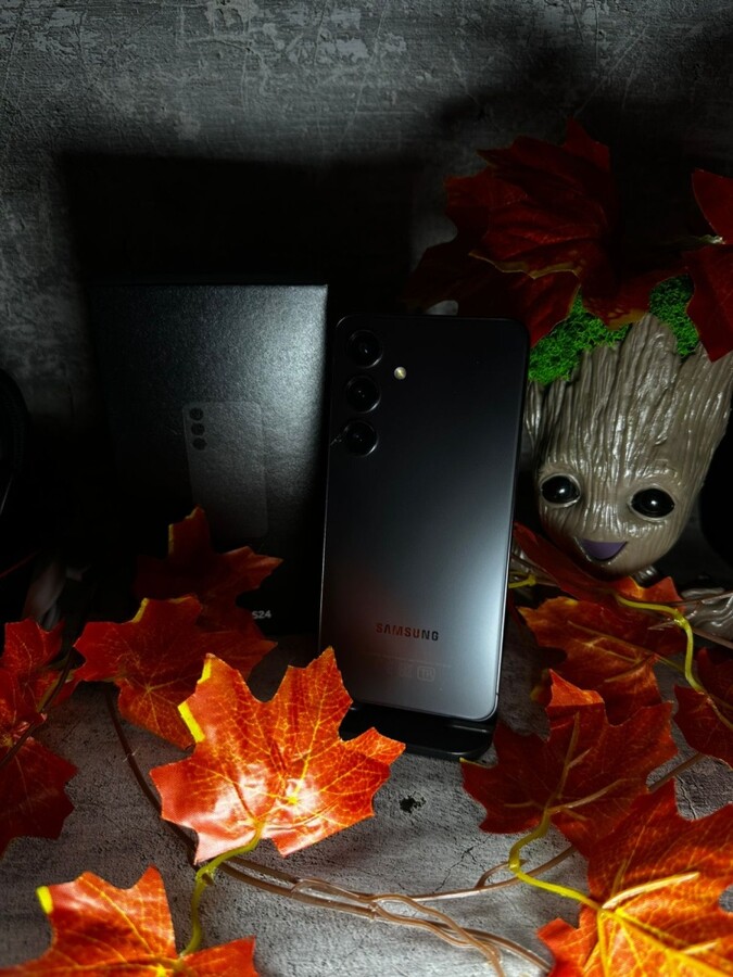 Смартфон Samsung S24 8\256гб