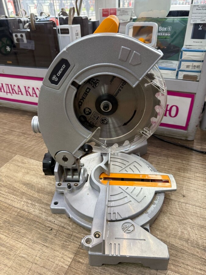 Торцовочная пила DEKO  DKMS1400-210