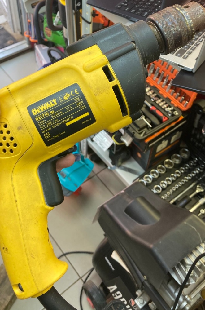 Дрель DeWalt d21700-qc