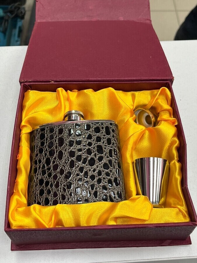 Набор Фляга и стопки.