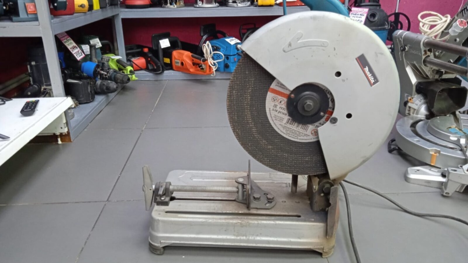 Торцовочная пила Makita 2414 NB